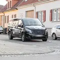 Das KVV.MyShuttle-Fahrzeug fährt durch die Straßen.