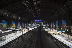 Leere Bahnsteige und Gleise im Hamburger Hauptbahnhof während eines GDL-Streiks