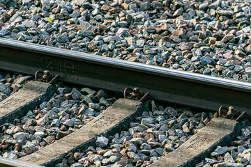 Schienen und Bahnschwellen liegen im Gleisbett. 