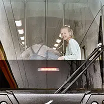Kleines Mädchen sitzt auf der Rückbank einer Straßenbahn