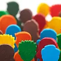 Ein bunte Gruppe mit Plastikmännchen