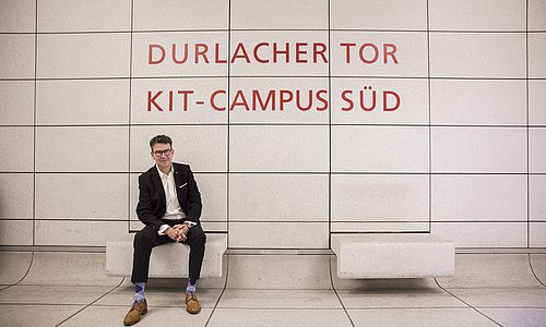 Alexander Pischon sitzt auf einer Bank an der Haltestelle Durlacher Tor/KIT Campus Süd im Stadtbahntunnel Karlsruhe