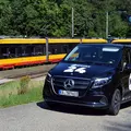 Das KVV.MyShuttle fährt neben einer KVV-Bahn.