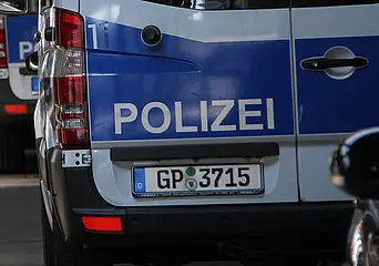 Das Symbolfoto zeigt ein Einsatzfahrzeug der Polizei