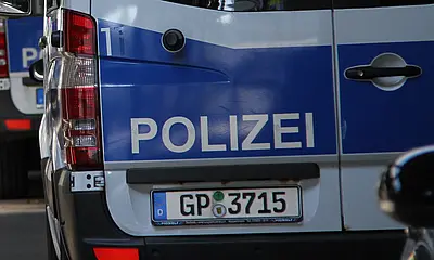 Das Symbolfoto zeigt ein Einsatzfahrzeug der Polizei