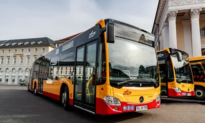 Linienbusse de Verkehrsbetriebe Karlsruhe stehen auf dem Karlsruher Marktplatz.