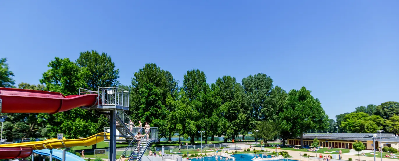 Das Foto zeigt das Rheinstrandbad Rappenwört mit Wasserrutsche und Schwimmerbecken.