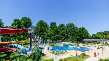 Das Foto zeigt das Rheinstrandbad Rappenwört mit Wasserrutsche und Schwimmerbecken.