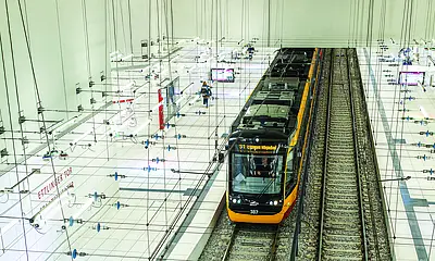 Eine Bahn fährt durch den Stadtbahntunnel. 