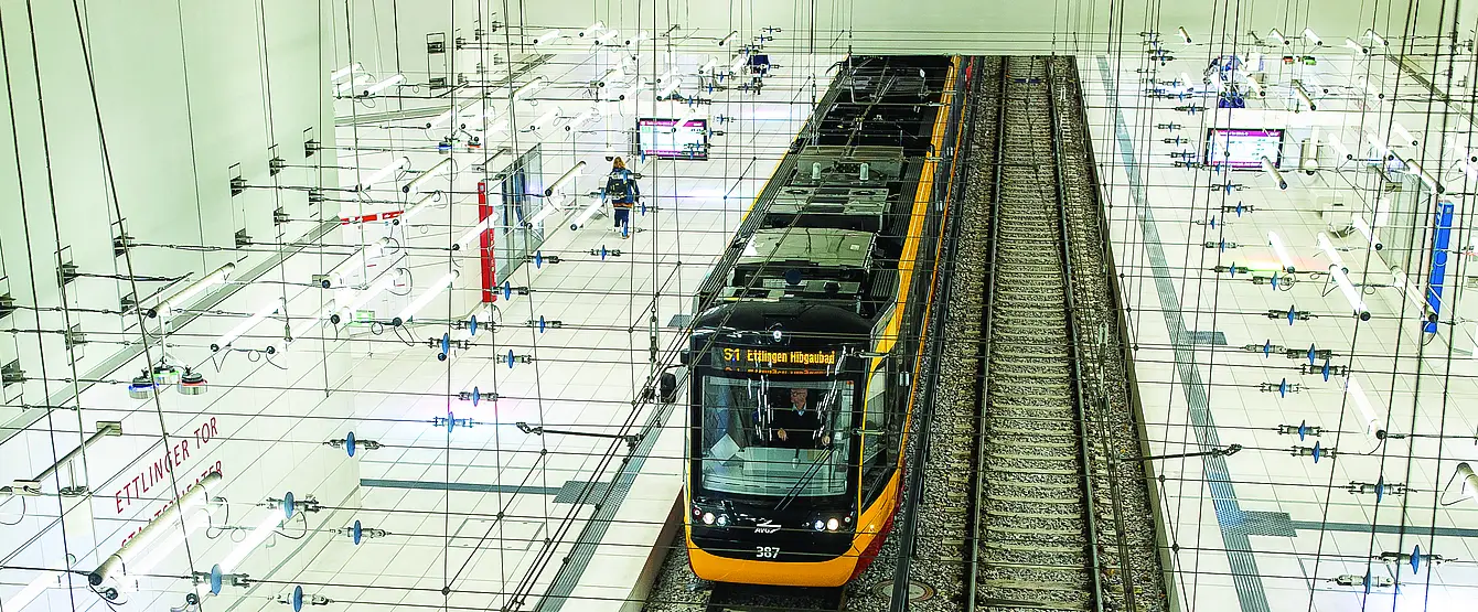 Eine Bahn fährt durch den Stadtbahntunnel. 