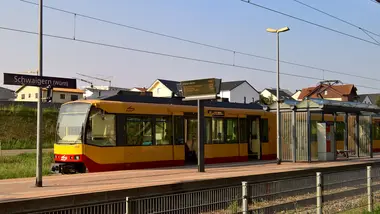 Eine Stadtbahn der AVG hält am Bahnsteig in Schwaigern.