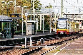 Eine AVG-Stadtbahn der Linie S5 fährt in die Haltestelle Grötzingen ein.