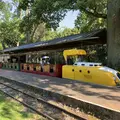 Die Schlossgartenbahn steht am Schlossgartenbahn-Bahnhof.