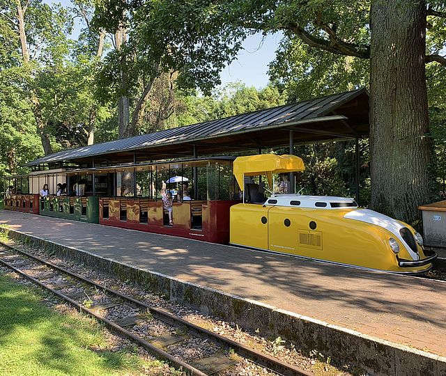 Die Schlossgartenbahn steht am Schlossgartenbahn-Bahnhof.