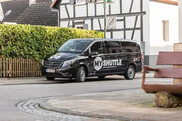 Ein schwarzer Mercedes-Vito-Bus, der als KVV-MyShuttle unterwegs ist und mit dem entsprechenden MyShuttle-Logo beklebt ist