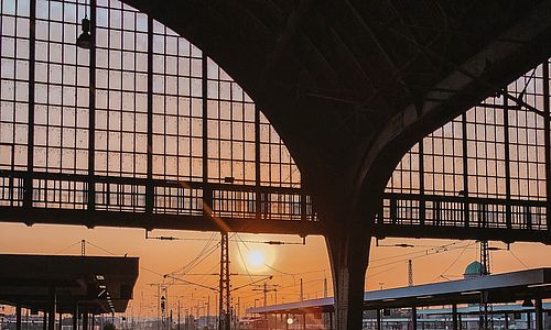 Ein Gleis im Karlsruher Hauptbahnhof vor einer untergehenden Sonne