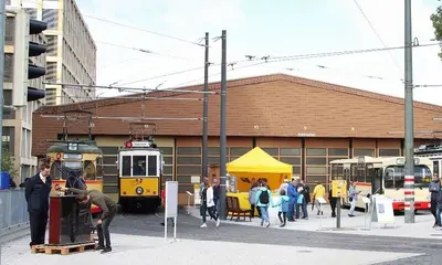 Vor dem historischen Depot des TSNV stehe ausgestellte Museumsbahnen.