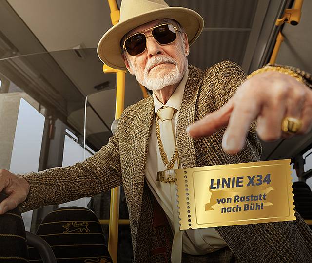 Ein Mann mit Sonnenbrille steht in der Bahn.