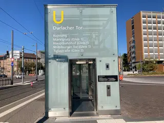 Das Foto zeigt den Stadtbahntunnel-Aufzug am Bernhardusplatz