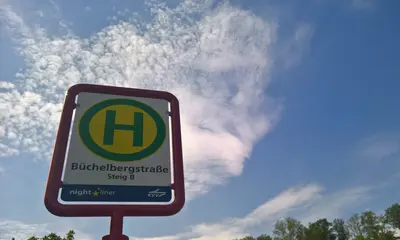 Haltestellen-Schild in der Büchelbergstraße in Grötzingen vor leicht bewölktem, blauem Himmel