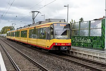 AVG-Stadtbahn fährt auf Gleisen.