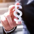Eine Hand hält ein Paragraphenzeichen.