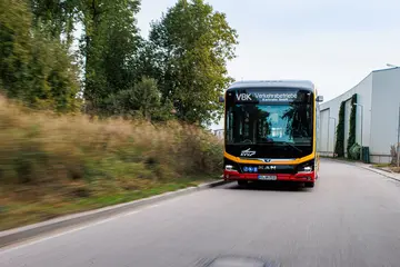 Ein elektrischer Linienbus fährt auf einer Straße