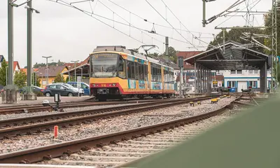 Das Foto zeigt eine Stadtbahn der AVG bei ihrer Fahrt entlang der Kraichtalbahn