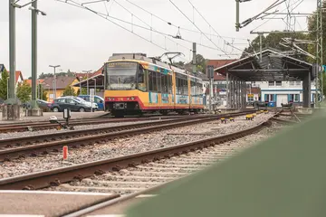 Das Foto zeigt eine Stadtbahn der AVG bei ihrer Fahrt entlang der Kraichtalbahn