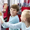Ein Mädchen und ein Junge zeigen ihre Fahrkarten.