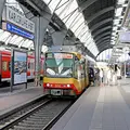 Eine Bahn an einem Gleis im Karlsruher Hauptbahnhof.