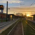 Ein Sonnenuntergang an einer Bahnhaltestelle.