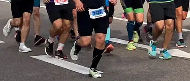 Das Foto zeigt Beine mit Laufschuhen bei einem Marathon