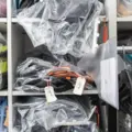 Es ist ein Regal mit verschiedenen Fundsachen sowie eine Kleiderstande mit Kleiderbügeln zu sehen.