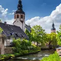 Historische Gebäude am Rande der Alb in Ettlingen.