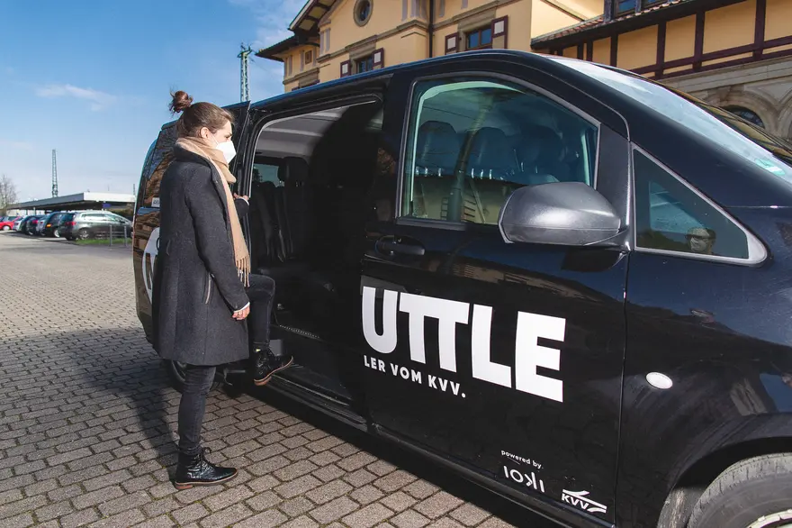 Bild eines Mercedes-Benz Vito, der als KVV.MyShuttle unterwegs ist, leider aber keine Rollstühle befördern kann.