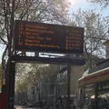 Eine digitale Anzeige an einer Haltestelle.