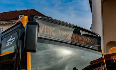 Zielfilmanzeiger an einem VBK-Bus mit der Anzeige "VBK Verkehrsbetriebe Karlsruhe"