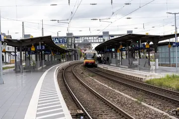 AVG-Stadtbahn steht am Rastatter Bahnhof.