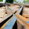 Ein verschwommener Bahngleisübergang.