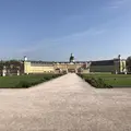 Das Karlsruher Schloss an einem sonnigen Tag.