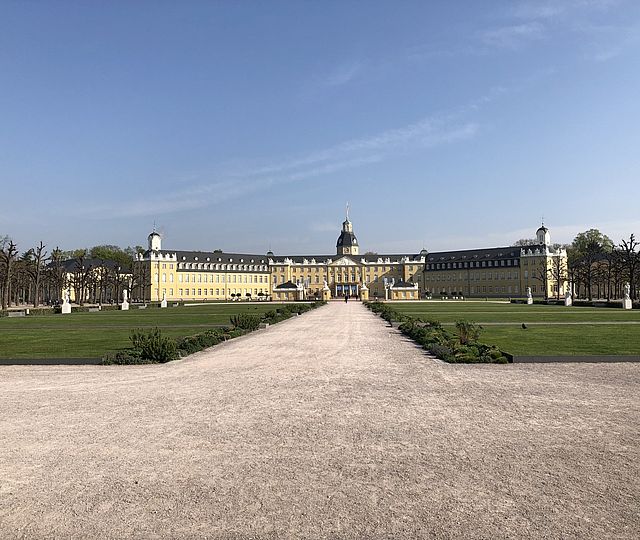 Das Karlsruher Schloss an einem sonnigen Tag.