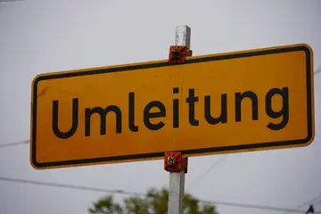 Gelbes Verkehrsschild mit der Aufschrift "Umleitung"