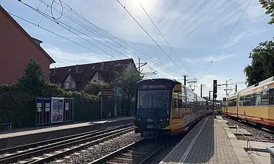 AVG-Stadtbahn hält in Ettlingen.
