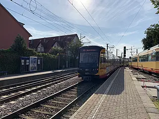AVG-Stadtbahn hält in Ettlingen.
