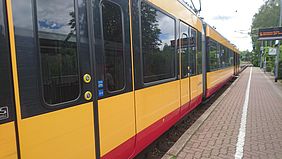 Eine Stadtbahn der AVG hält am Bahnsteig in Sulzfeld