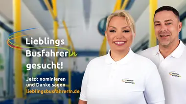 Ein Mann und eine Frau, die als Busfahrer*in tätig sind, stehen in einem Bus. Danneben steht die Botschaft: "Lieblingsbusfahrer*in gesucht: Jetzt nominieren und Danke sagen. Lieblingsbusfahrerin.de"