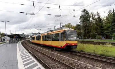 Eine Stadtbahnlinie S7 fährt in Rastatt in den Bahnhof ein. 