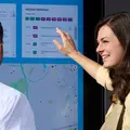 Mann und Frau vor dem regiomove Port bei einer Fahrplanauskunftsabfrage