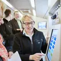 Eine KVV-Mitarbeiterin zeigt einer Kundin etwas auf dem Bildschirm eines Fahrscheinautomats.